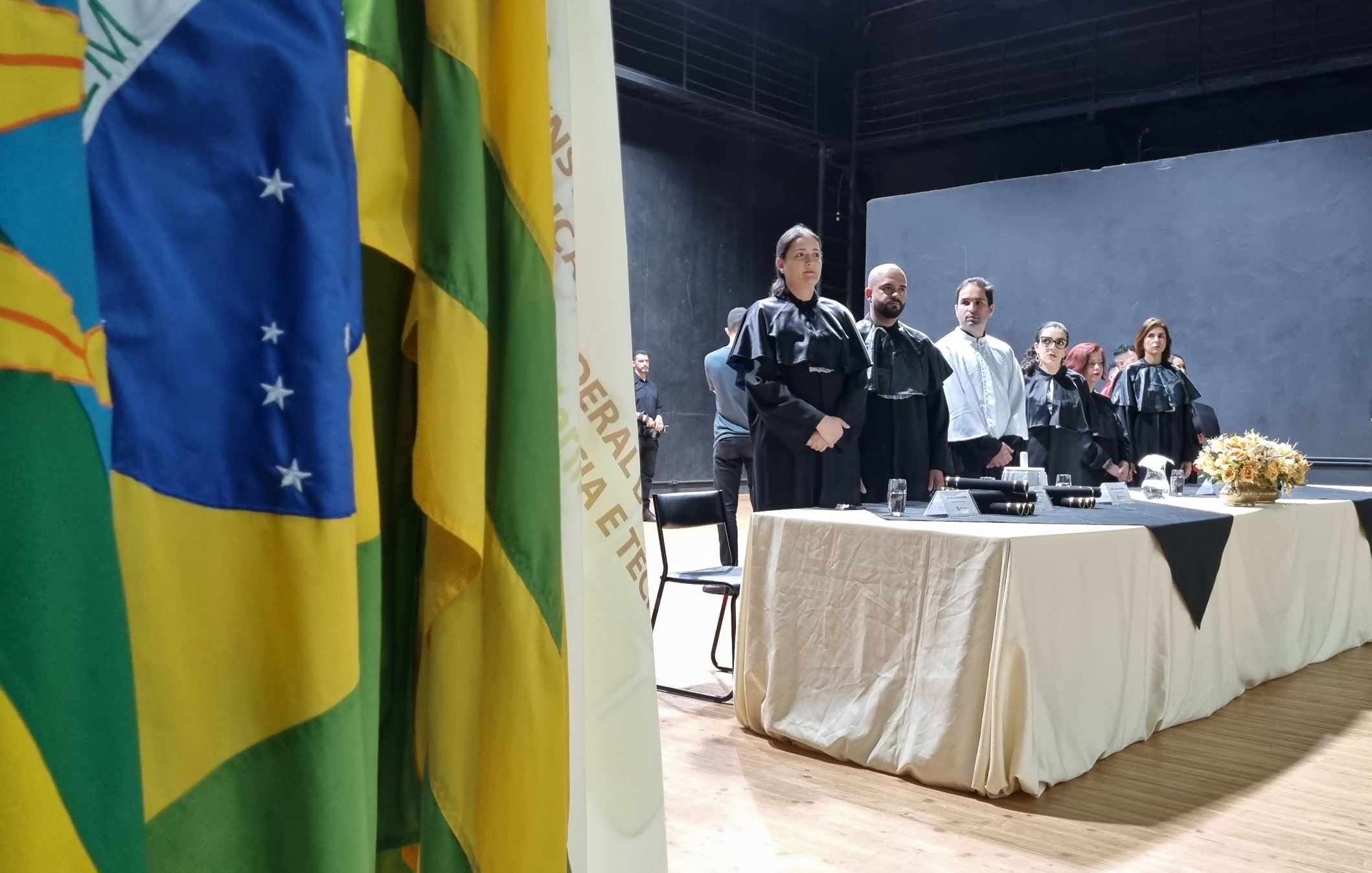 Mesa Mesa Diretiva composta para Hino Nacional Brasileiro